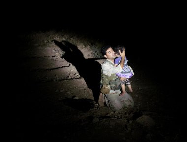 Τα παιδιά και οι γυναίκες μελών του ISIS που χρησιμοποιούνται ως «ανθρώπινες» ασπίδες (βίντεο)